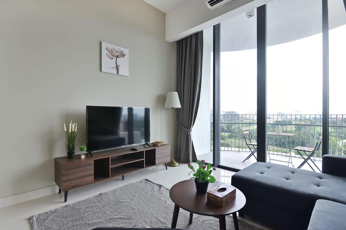 Lux & Stylish 2br At Klgcc Free Parking Appartement